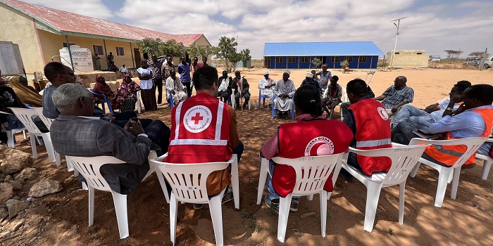 Un groupe de membres de la Croix-Rouge canadienne assis sur des chaises 