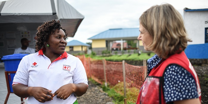 Deux déléguées de la Croix-Rouge Canadienne engagées dans une conversation à l'extérieur
