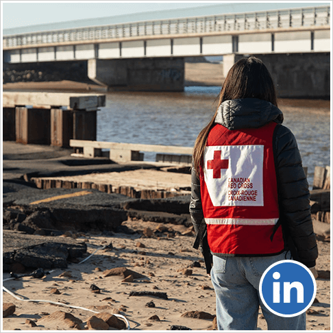 Andrea Parent, employée de la Croix-Rouge canadienne, observant les dégâts causés par un ouragan.
