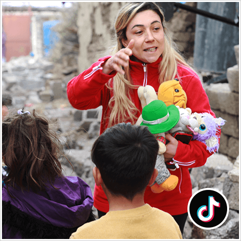 Employée du Croissant-Rouge turc tient des peluches pour les donner à des enfants en Türkiye.
