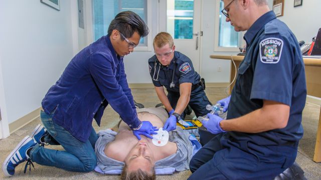 Trois ambulanciers assistent une personne souffrant d'une intoxication aux opioïdes