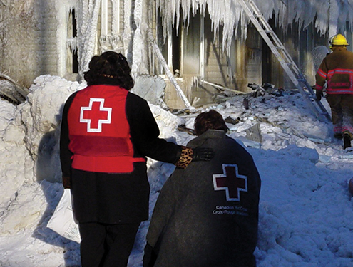 Deux bénévoles de la Croix-Rouge évaluent les dégâts causés par le froid extrême.