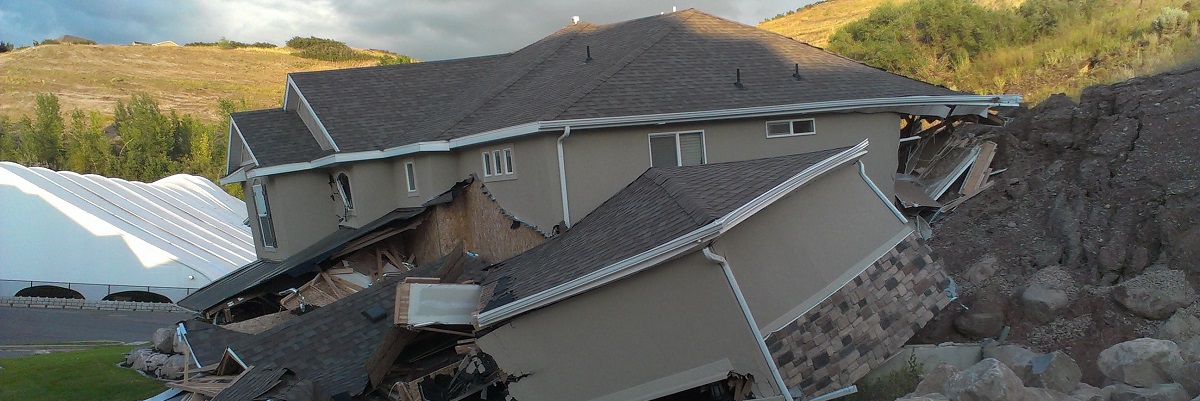 Une maison endommagée par un glissement de terrain