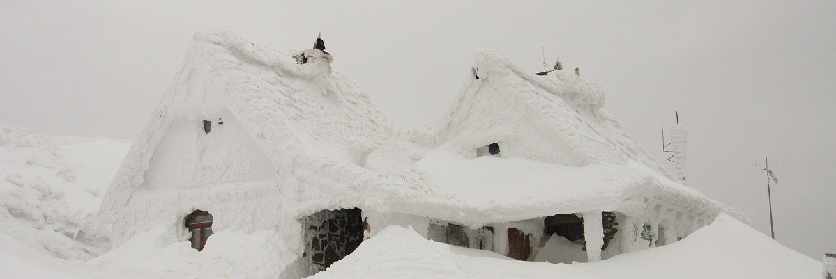 Une maison couverte de glace et de neige