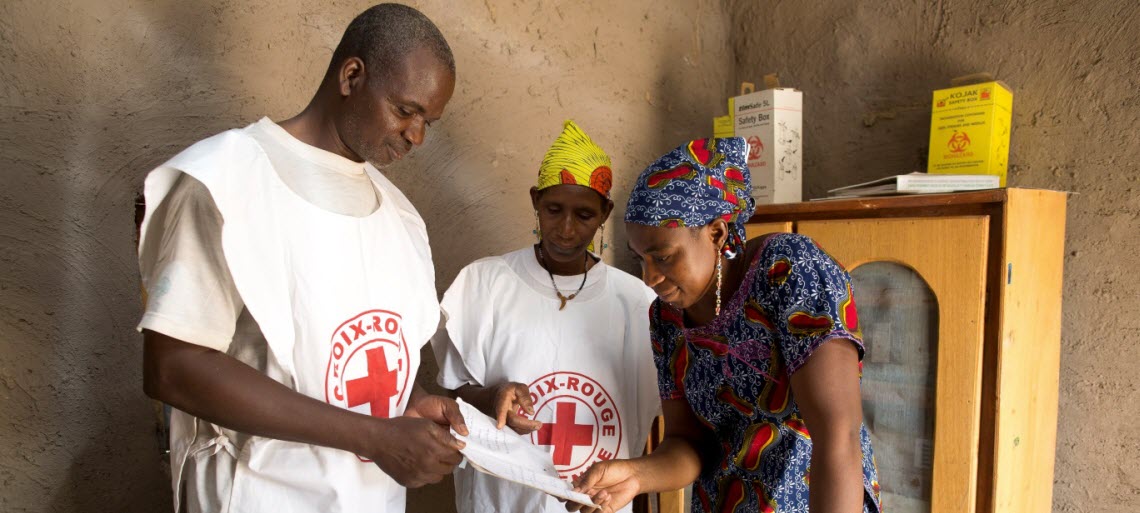Les volontaires de la Croix-Rouge malienne travaillent en étroite collaboration avec les agents