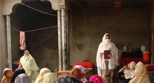 Une agente de santé communautaire fait valoir l’importance de recevoir des soins de santé pendant la grossesse (district de Swat, Pakistan).