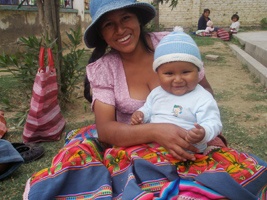 Une mère et son bébé comptant parmi les bénéficiaires du Programme de SMNE offert en partenariat par la Croix-Rouge bolivienne et la Croix-Rouge canadienne. <em>Credit: Berna Massiel Mendieta Lorío</em>