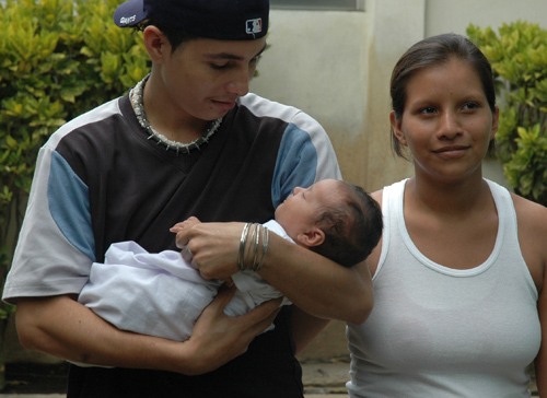Famille nicaraguayenne comptant parmi les bénéficiaires du Programme de SMNE offert en partenariat par la Croix-Rouge du Nicaragua et la Croix-Rouge canadienne (Tipitapa, Nicaragua).