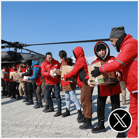 Membres du Croissant-Rouge turc chargent des boîtes dans un hélicoptère - séismes Türkiye et Syrie