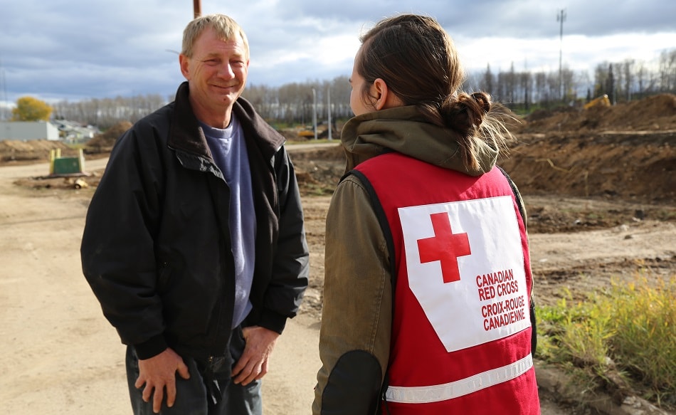 Everett Snow, à gauche, qui a perdu sa maison à Fort McMurray pendant des feux de forêt en mai, s'est tourné vers la Croix-Rouge pour obtenir de l’aide.  