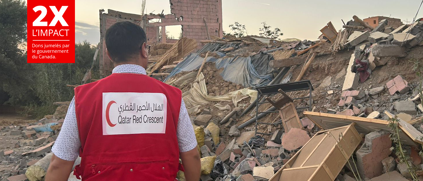 Un bénévole du Mouvement de la Croix-Rouge et du Croissant-Rouge constate l’ampleur des dégâts au Ma
