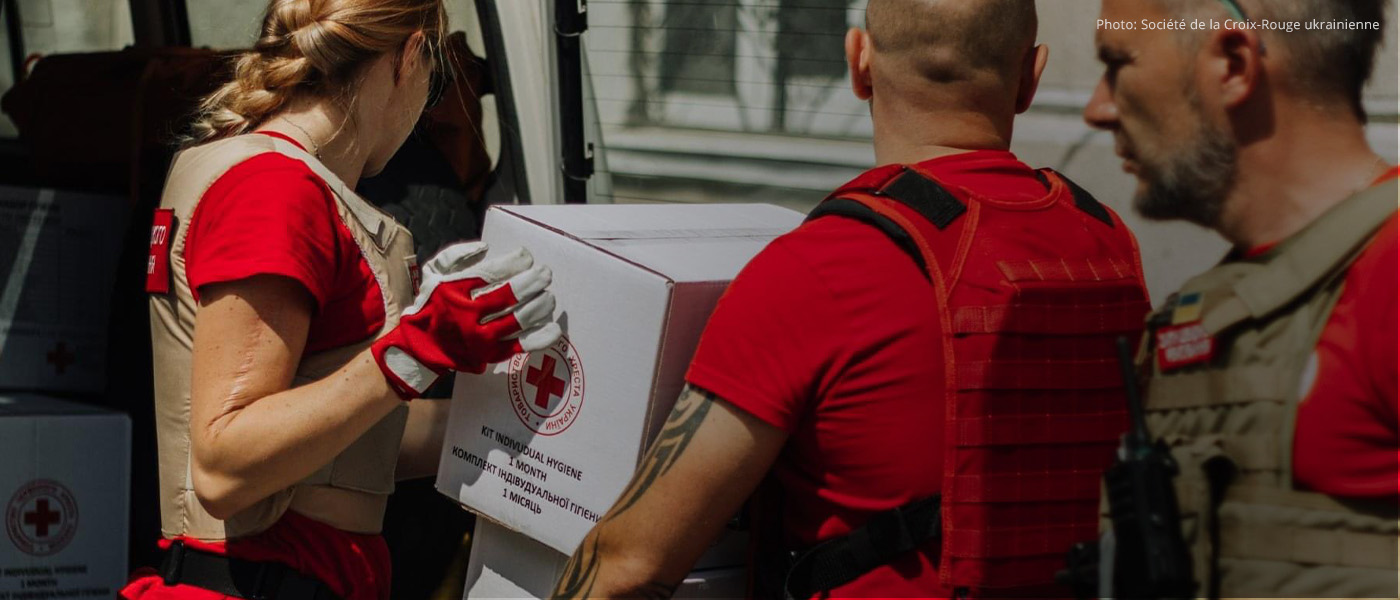Des intervenants de la Croix-Rouge chargent des articles de secours.