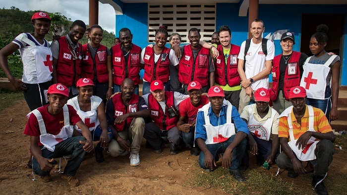 Un groupe de personnel médical et de volontaires de la Croix-Rouge en Haïti.