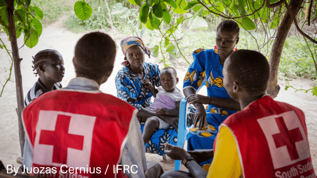 Volontaires du CRSS rencontrent des villageois pour discuter de questions de santé au Sud-Soudan.