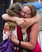 Une bénévole de la Croix-Rouge canadienne embrasse une femme