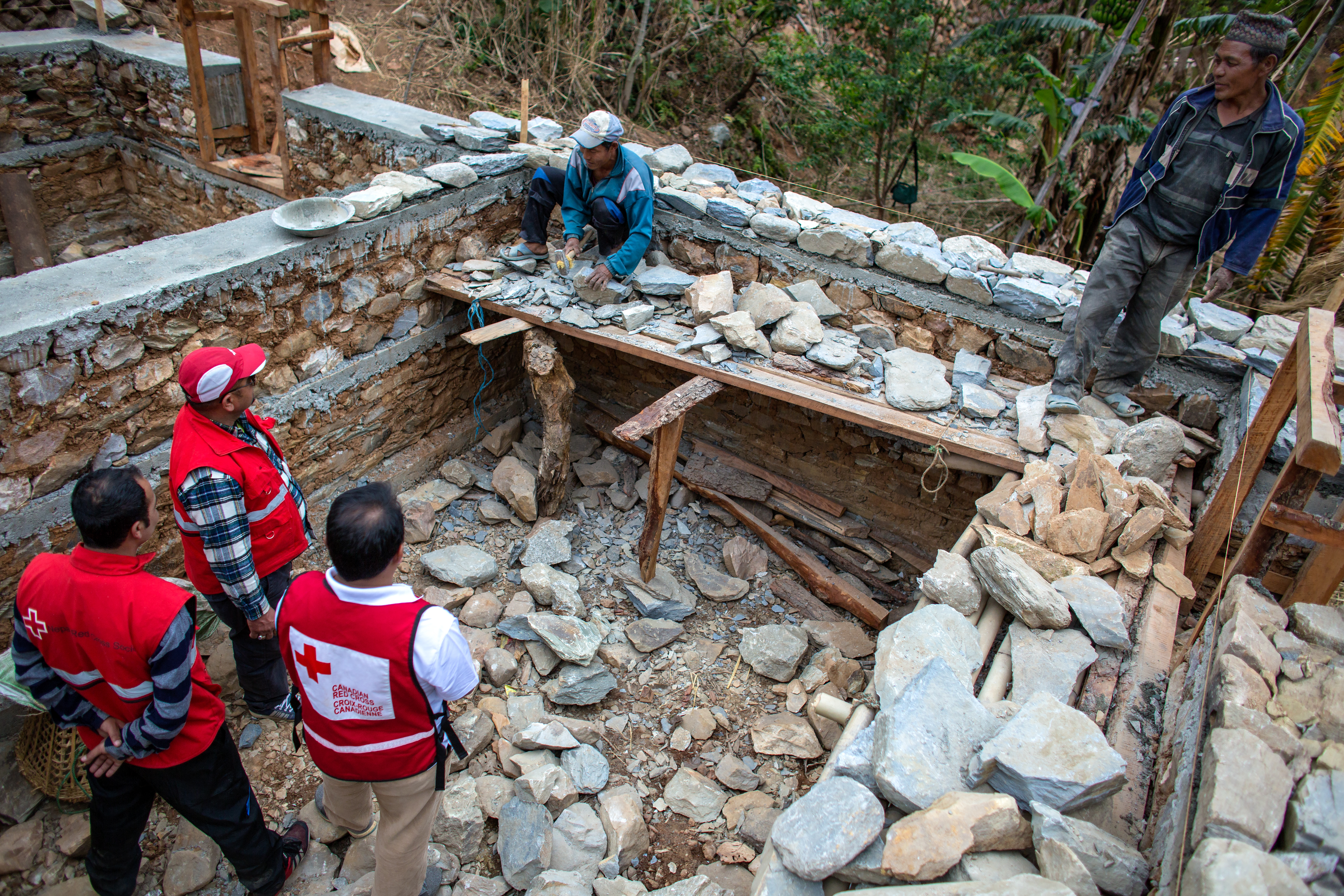 Maison de l'agriculteur Bhakta Bahadur est en cours de reconstruction avec l'aide de la Croix-Rouge.