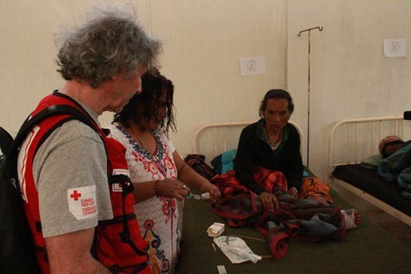 Des travailleurs humanitaires de la Croix Rouge offrent du soutien au personnel médical local. 
