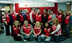 Un groupe d'employés de la Croix-Rouge canadienne posant pour une photo lors d'une conférence