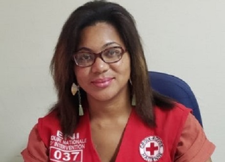 Dr Bernard, habillée de Croix-Rouge, pose pour la caméra