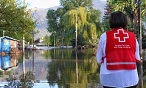  Un volontaire de la Croix-Rouge canadienne regarde au-dessus d'une zone inondée