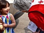 Un bénévole de la Croix-Rouge parle à une jeune fille