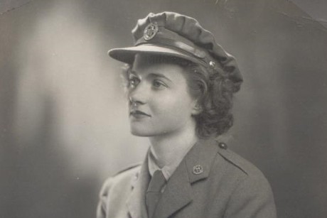 Mary Land porte son uniforme de la Croix-Rouge et pose de profil pour cette photo en noir et blanc.