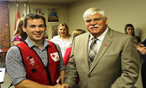 Un employé de la Croix-Rouge canadienne serrant la main d'un homme d'affaires lors d'une réunion
