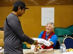 Des bénévoles de la Croix-Rouge veillent à inscrire les sinistrés et à leur fournir un éventail de services dans les centres d’hébergement situés dans diverses régions de la Saskatchewan et à Cold Lake, en Alberta.