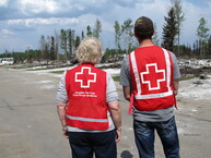 Bénévoles de la Croix-Rouge canadienne examinent les dégâts causés par les feux de forêt en Alberta.