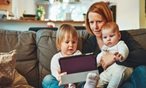 Femme avec deux enfants regardant un ordinateur portable