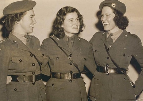 Mary, photographiée au milieu, avec des collègues de la Croix-Rouge sur cette photo issue de nos archives.