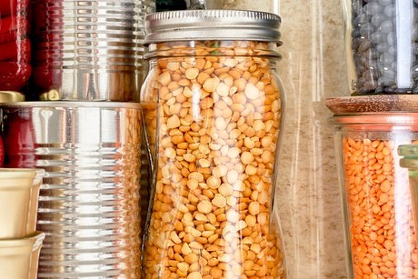 Plusieurs conserves et pots de verre contenant des aliments que nous pouvons retrouver dans un garde-manger