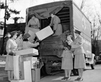 Infirmières de la Croix-Rouge chargent un camion pendant l'entre-deux-guerres
