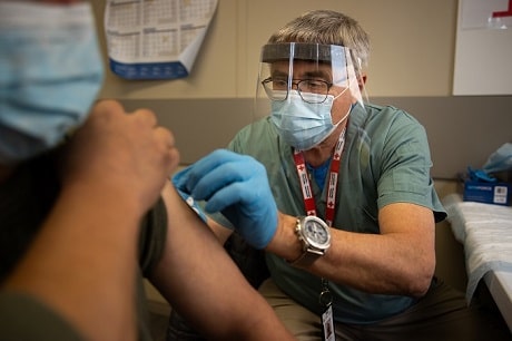 George Rudanycz, travailleur humanitaire de la Croix-Rouge, dans un centre de vaccination à Mississauga, ON, mai 2020.