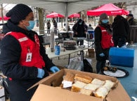 Des travailleurs de la Croix-Rouge distribuent de la nourriture au Québec en réponse à la COVID-19
