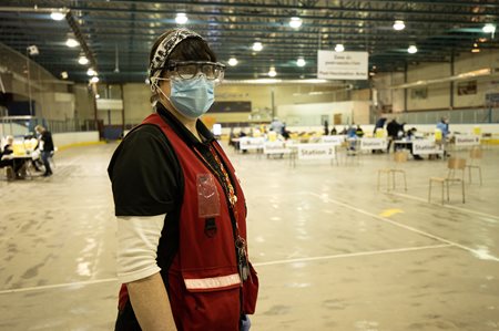 Une employée de la Croix-Rouge vêtue d'une veste de l'organisation