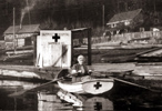 Une femme ramant sur un petit bateau de la Croix-Rouge 