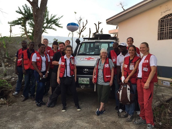 Une équipe formée par des membres de la Croix-Rouge haïtienne, canadienne et française