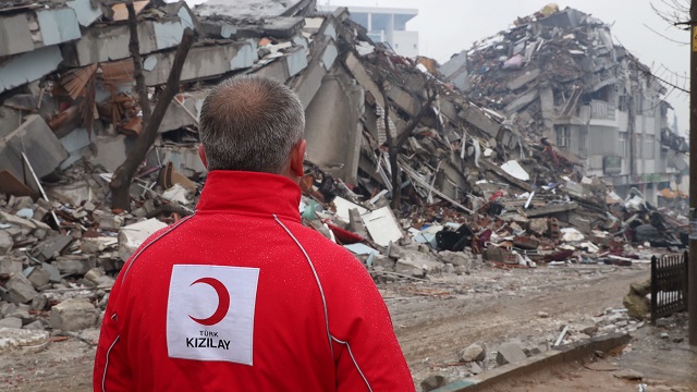 Une intervenante du Croissant-Rouge turc devant des immeubles.