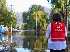  Un volontaire de la Croix-Rouge canadienne regarde au-dessus d'une zone inondée