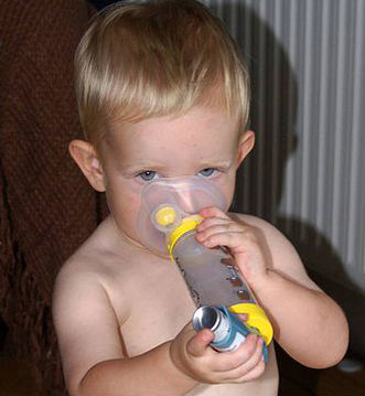 asthme_inhalateur_enfant.jpg