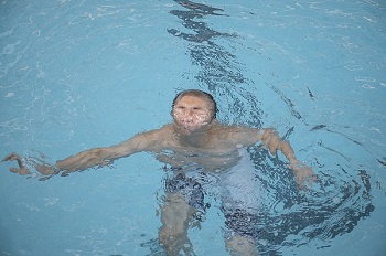 Homme dans une piscine qui semble se noyer