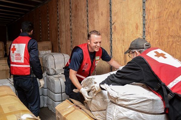 Bénévoles en Ontario chargent l'équipement destiné à la Croix-Rouge allemande.