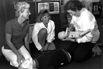 Une instructrice de la Croix-Rouge dispense un cours de premiers secours à deux femmes en 1987