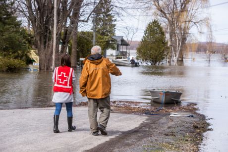 Deux personnes marchant vers une zone inondée