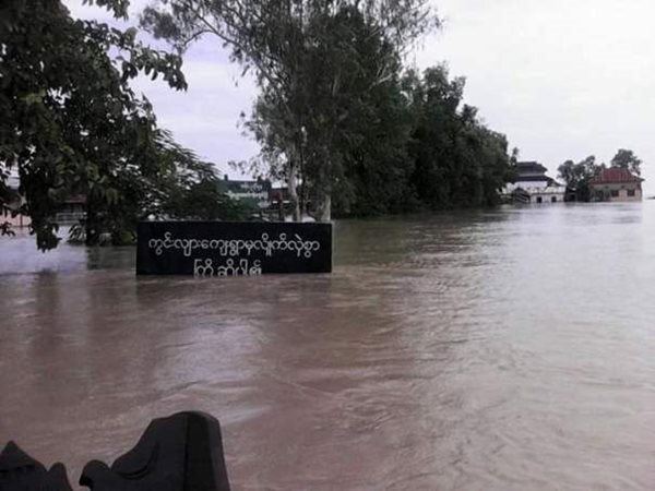 Village inondé au Myanmar