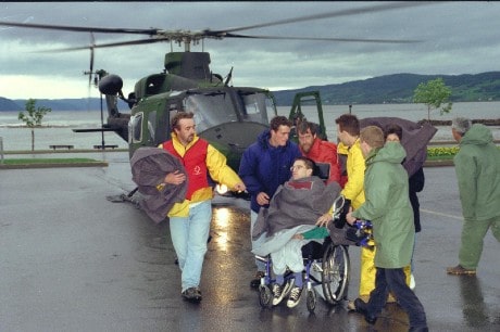 Équipe de la Croix-Rouge qui assiste des personnes sinistrées à la suite du déluge du Saguenay 