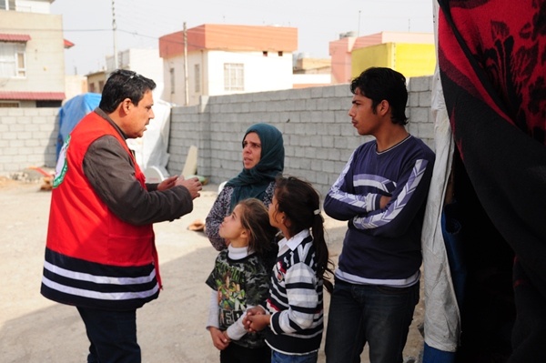 Kadija-et-sa-famille-parlent-au-Croissant-Rouge-irakien.jpg