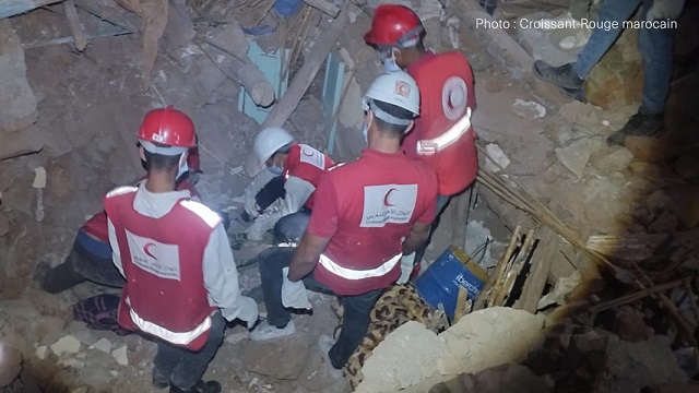  Un bénévole du Mouvement de la Croix-Rouge et du Croissant-Rouge constate les dégâts au Maroc
