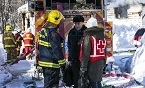  Un pompier discute avec un répondant de la Croix-Rouge canadienne suite à un incendie à la maison